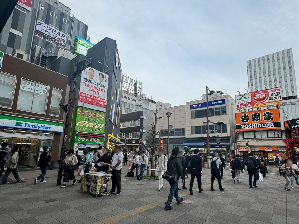 ①大宮駅の東口を出て左折します。(こちらを左折)