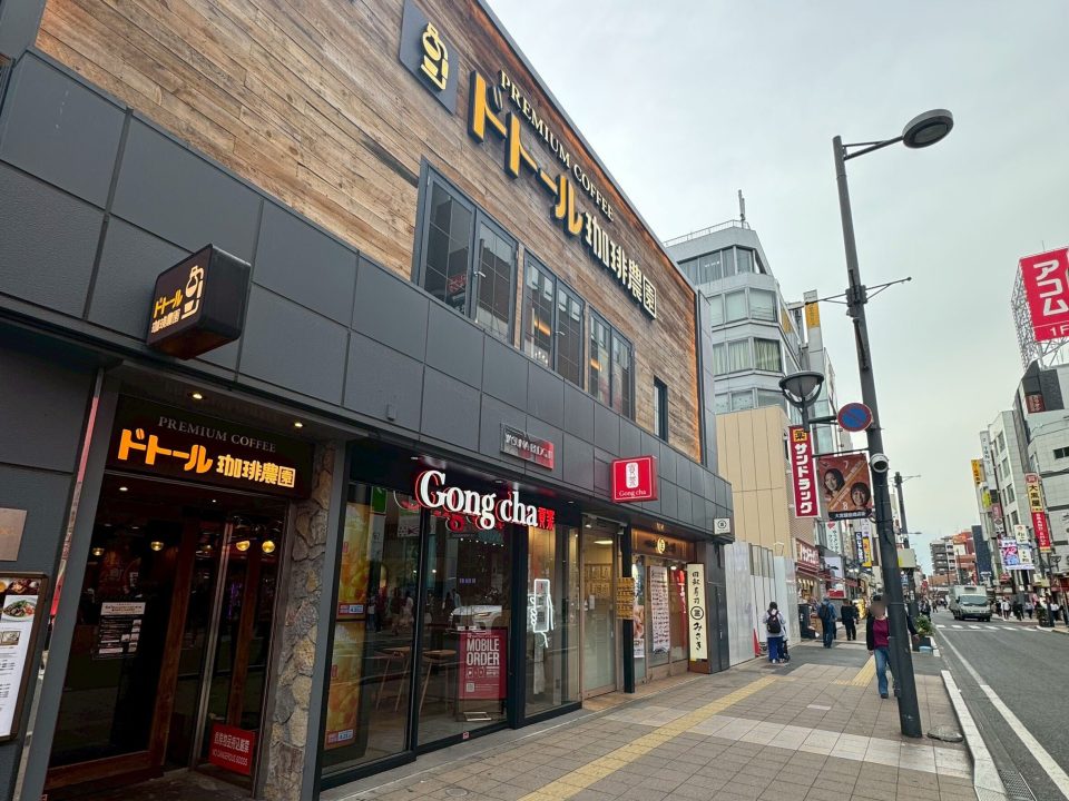 ③左手の店舗側にはドトール珈琲農園とGongchaがあります。