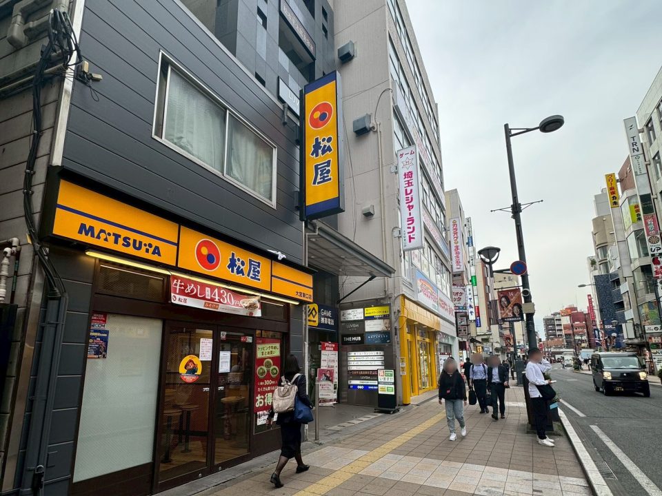 ④そのまま道なりに進むと左手に松屋、セブンイレブン、天丼てんやが見えてきます。