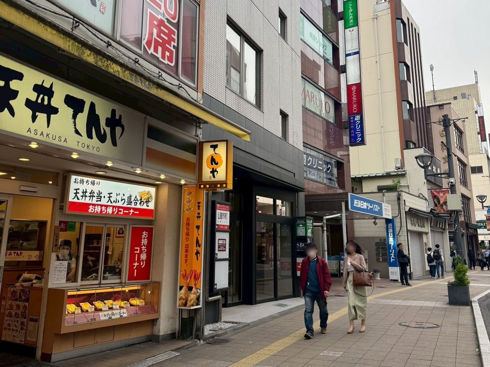 ⑤てんやの2件奥にある、ビル1Fに近畿日本ツーリストが入っている"松屋ビル8F"にございます。