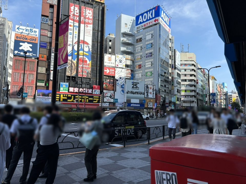 ①池袋東口を出て右方向に進みます。