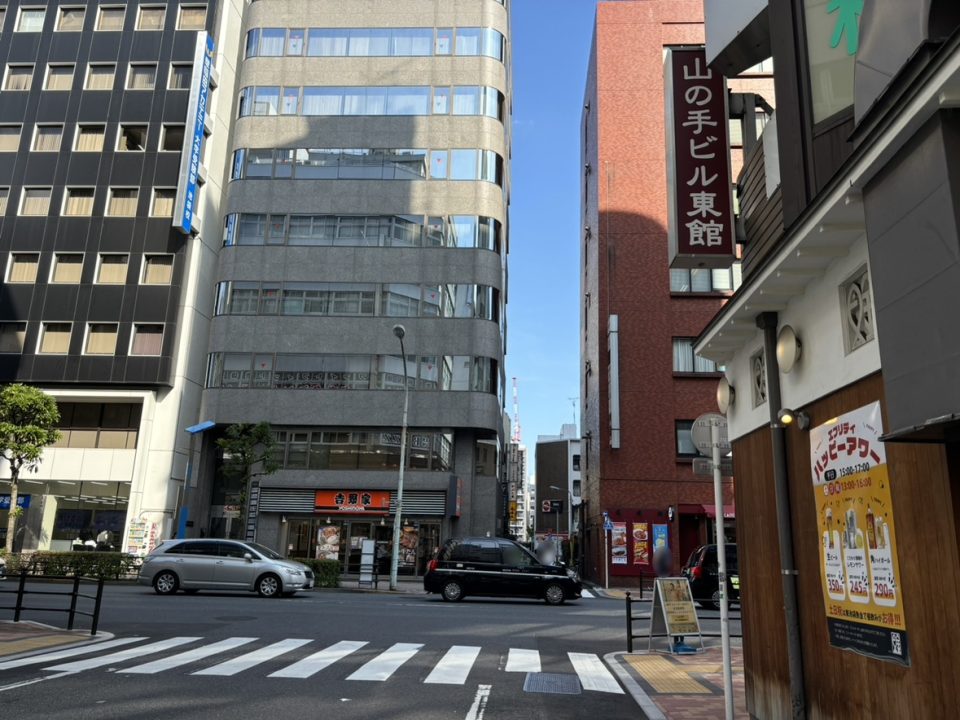 ③正面に吉野家がある通りの手前右側のビル(山の手ビル東館)の12Fにございます。