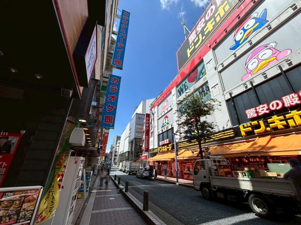 ①横浜駅西口を出てビブレ、ドンキホーテ、マクドナルド、イオンがある通りを直進します。