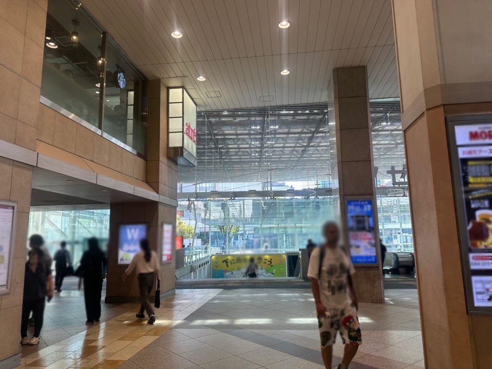 ①「JR川崎駅」東口を出て地下街アゼリアに入らず写真の左斜め前に直進します。