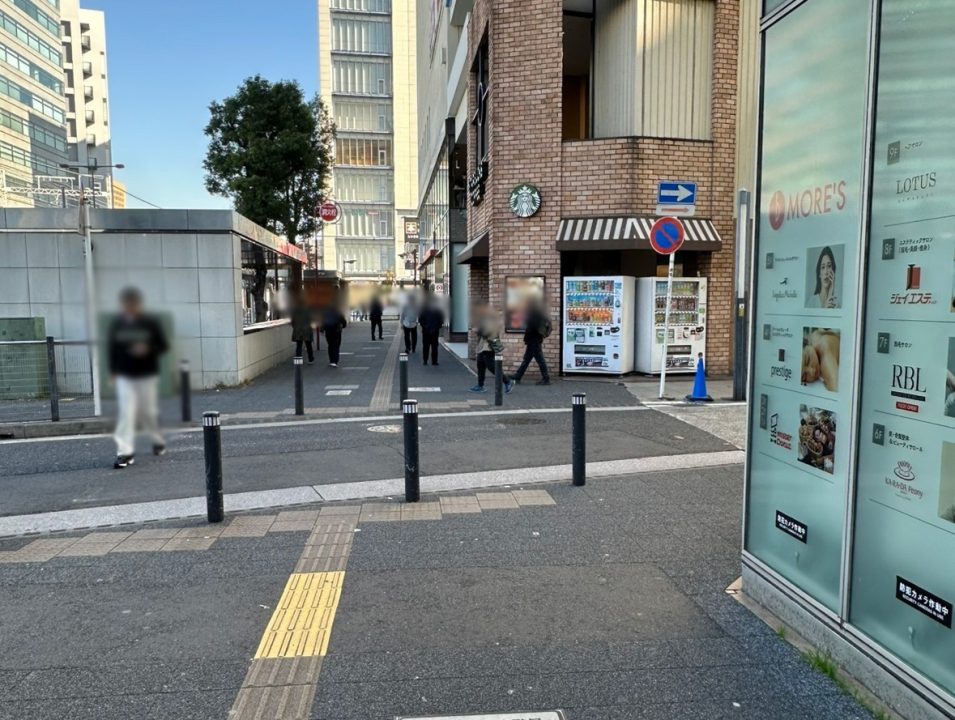 ③少し直進すると1Fがミスタードーナツとスターバックスの間の道を右折します。（写真の右の道に右折）