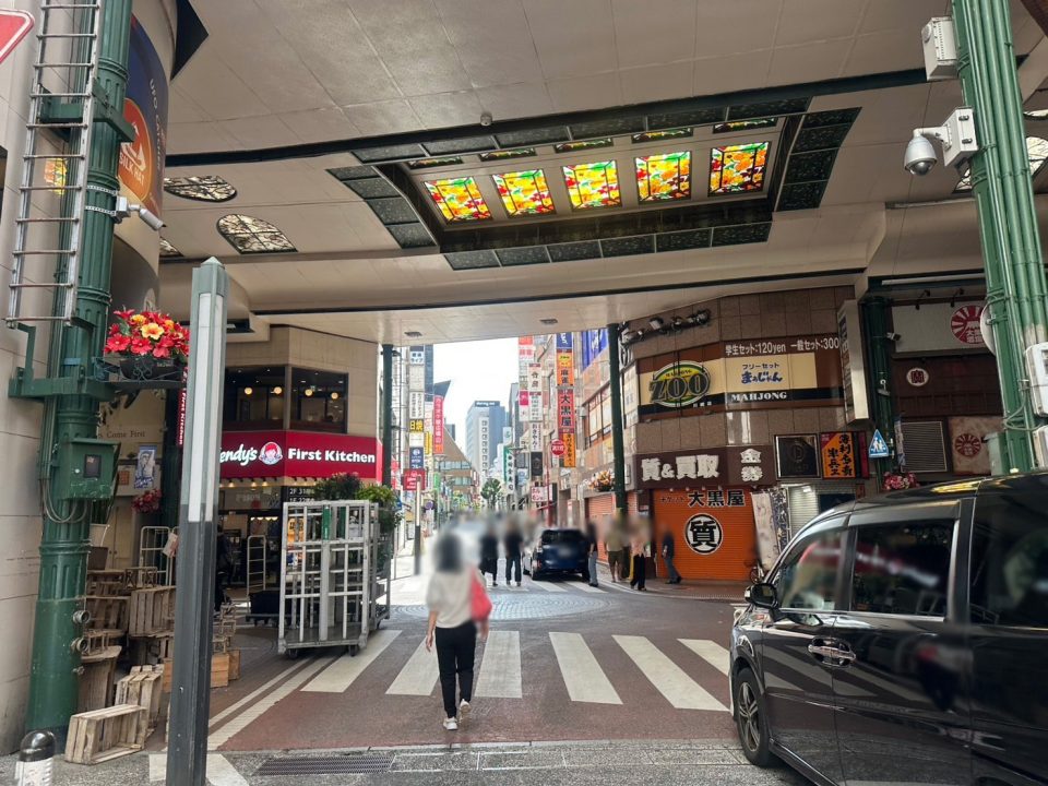 ④銀柳街の中のファーストキッチンと大黒屋の真ん中の道を直進します。