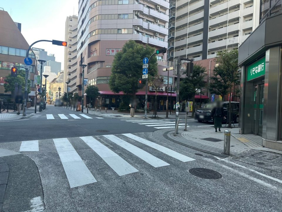 ⑤りそな銀行と筑前屋を右側に見てそのまま直進します。（写真の左斜め前の道を直進）