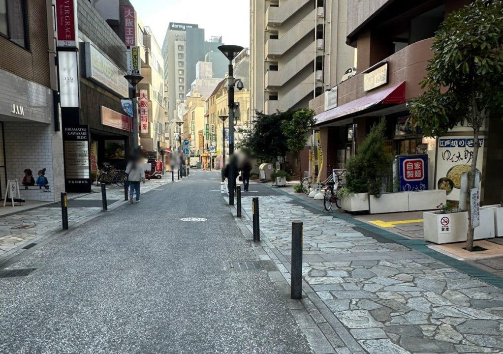 ⑥右側の蕎麦屋さん ゆで太郎の隣ガラスの扉入ったルリエ川崎駅前ビル404号室になります。