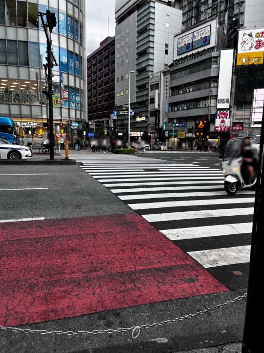 ②一つ目の横断歩道を「ウエルシア」側へ渡り、左へ直進します。
