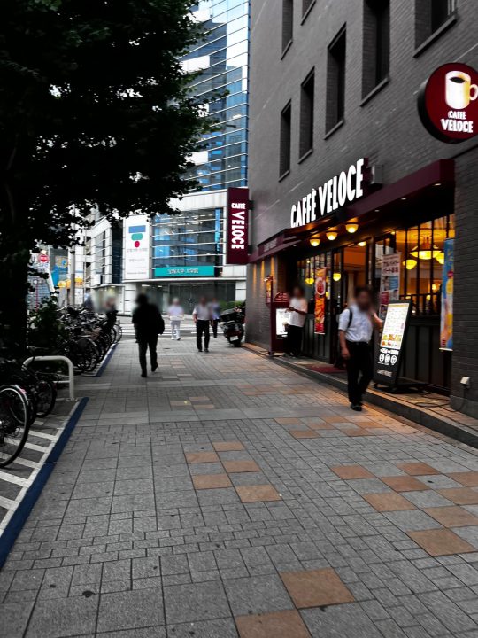 ③しばらく進んで「CAFE VELOCE」を右折します。