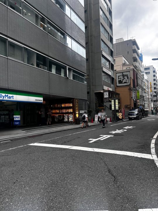 ④ファミリーマートの隣の建物「ブレステン西新宿」ビルの6階が当サロンです。(一階に焼肉ライクがあります)