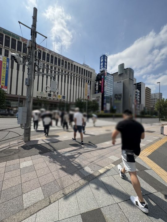 マルイ前の横断歩道まで直進し、手前を右折します。