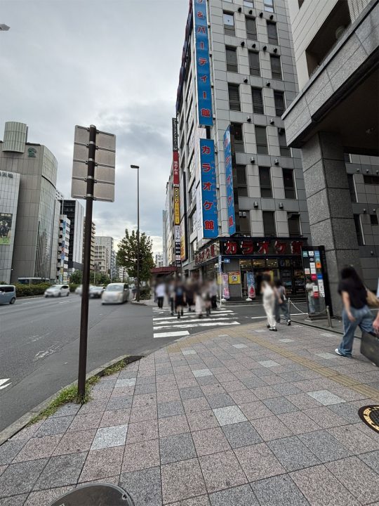 右折直後に1つ目の横断歩道があり右にカラオケ館がありますので、その通りをそのまま7つめの横断歩道まで直進します。