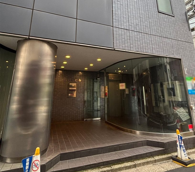 少し直進すると左側にエレベーターホールがありますので、こちらから9階までお越しくださいませ。