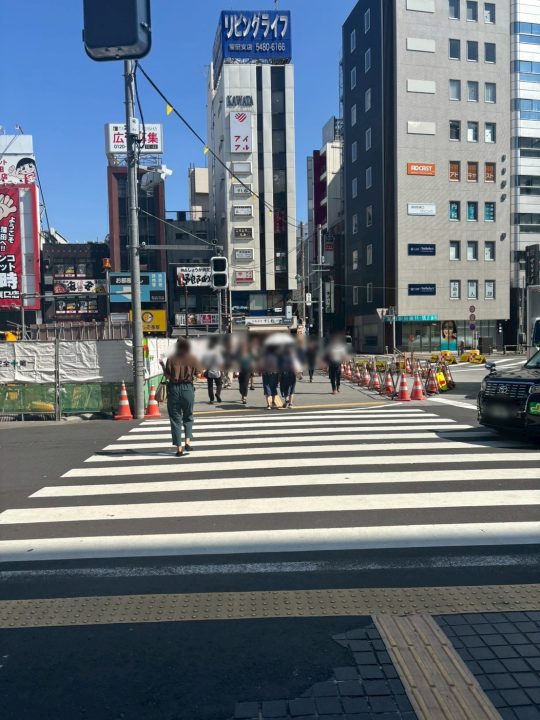 蒲田駅東口を出て目の前の横断歩道を渡ります。
