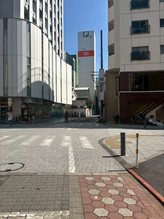 ずっと直進して4つ目の交差点(左斜め前がやよい軒)を右折します。