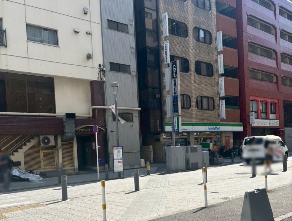 左側のファミリーマートがあるビルの3階が当サロンになります。