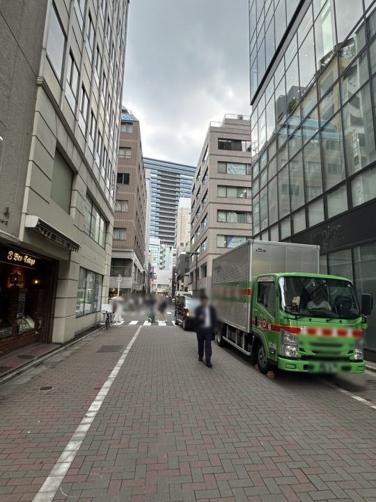 ②【銀座一丁目駅からお越し頂く場合】最初の交差点を左折します。(前方の交差点を左折)