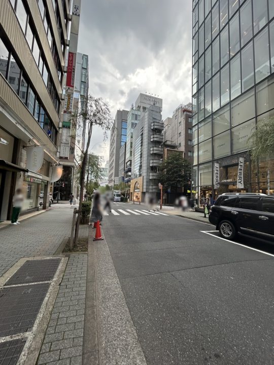 ③【銀座一丁目駅からお越し頂く場合】「J.FERRY」のビルを右手に、左手のGRATiAE銀座に沿って並木通りへ左折します。(前方の交差点を左折)