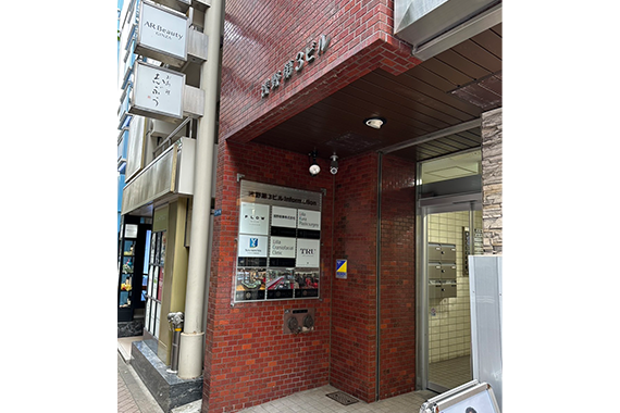 ⑤【銀座一丁目駅からお越し頂く場合】こちらのビルの6Fです。