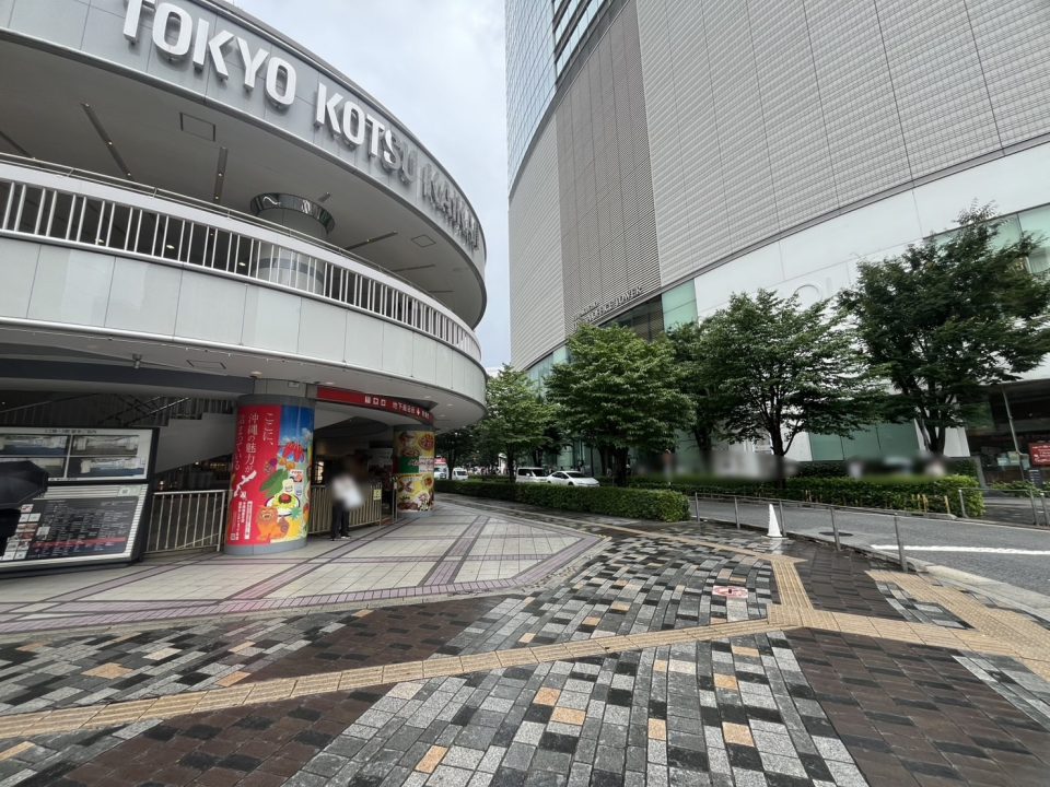 ⑥【有楽町駅からお越し頂く場合】中央口を出て、右手に「マルイ」左手に「交通会館」の間の道を直進します。
