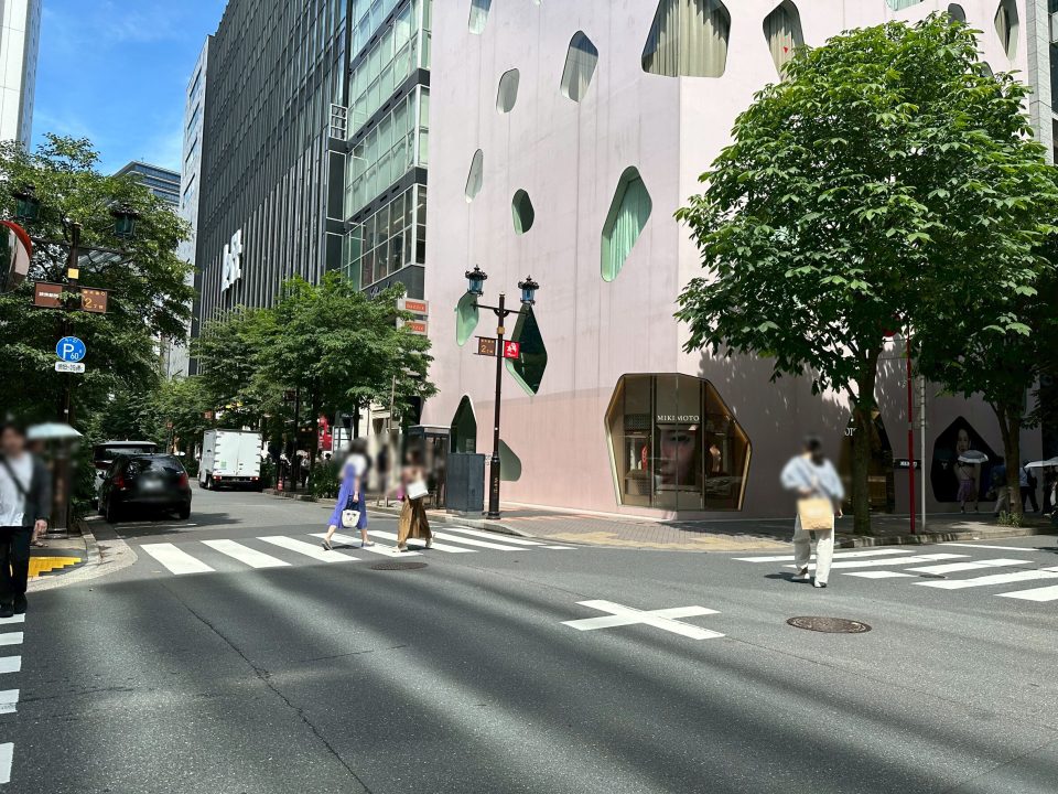 ⑦【有楽町駅からお越し頂く場合】横断歩道を渡り、さらに直進し左前方角にピンクのビル「ミキモト」がある交差点を左折します。(左斜め前の道路に左折)